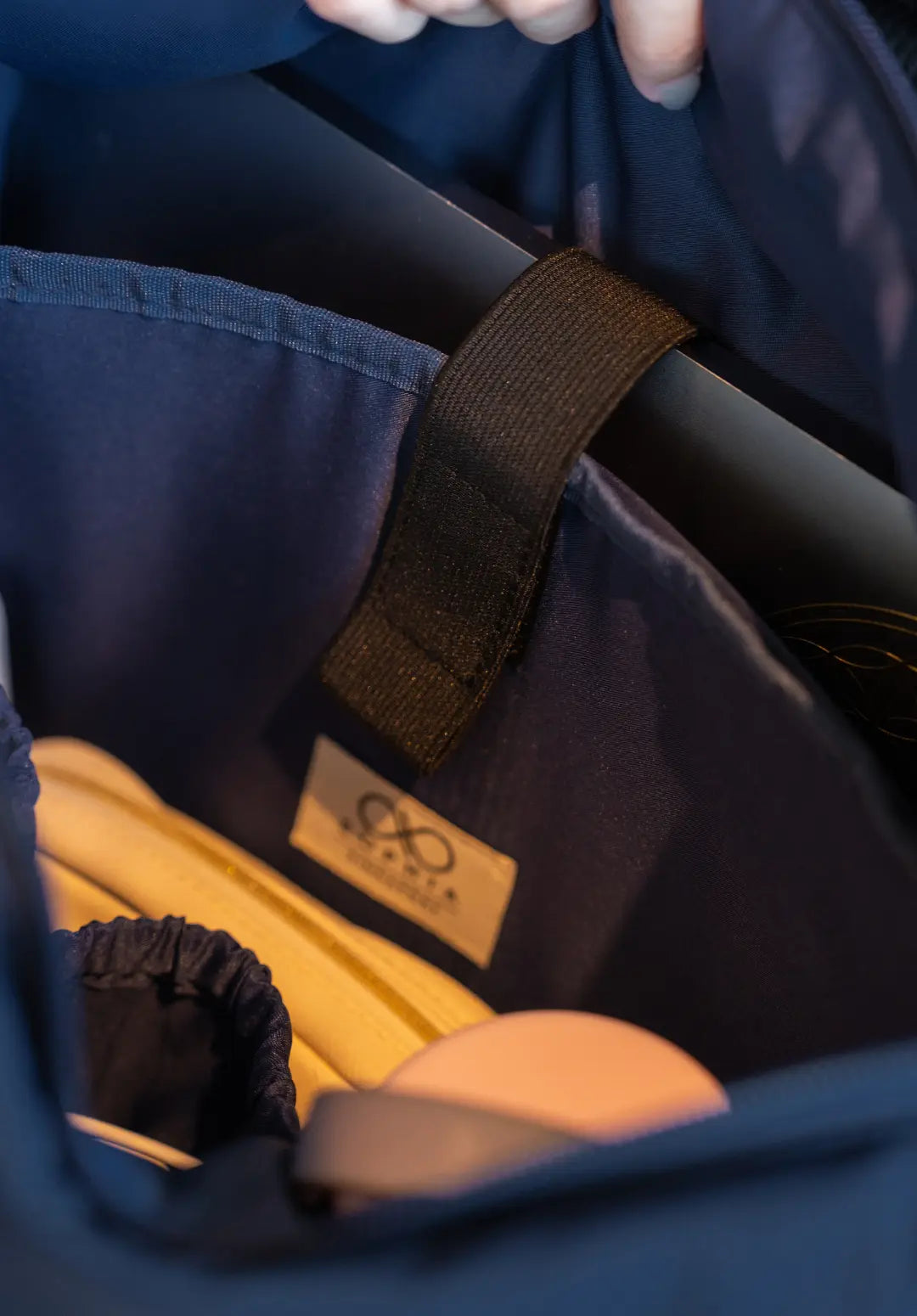 XL SIGNATURE POCKET CROSSBODY BAG IN MIDNIGHT