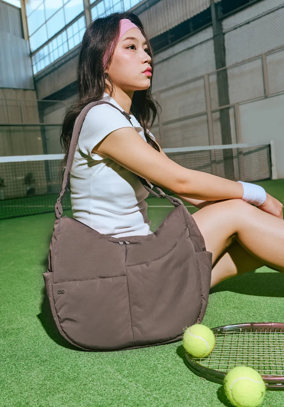 XL SIGNATURE POCKET CROSSBODY BAG IN TAUPE