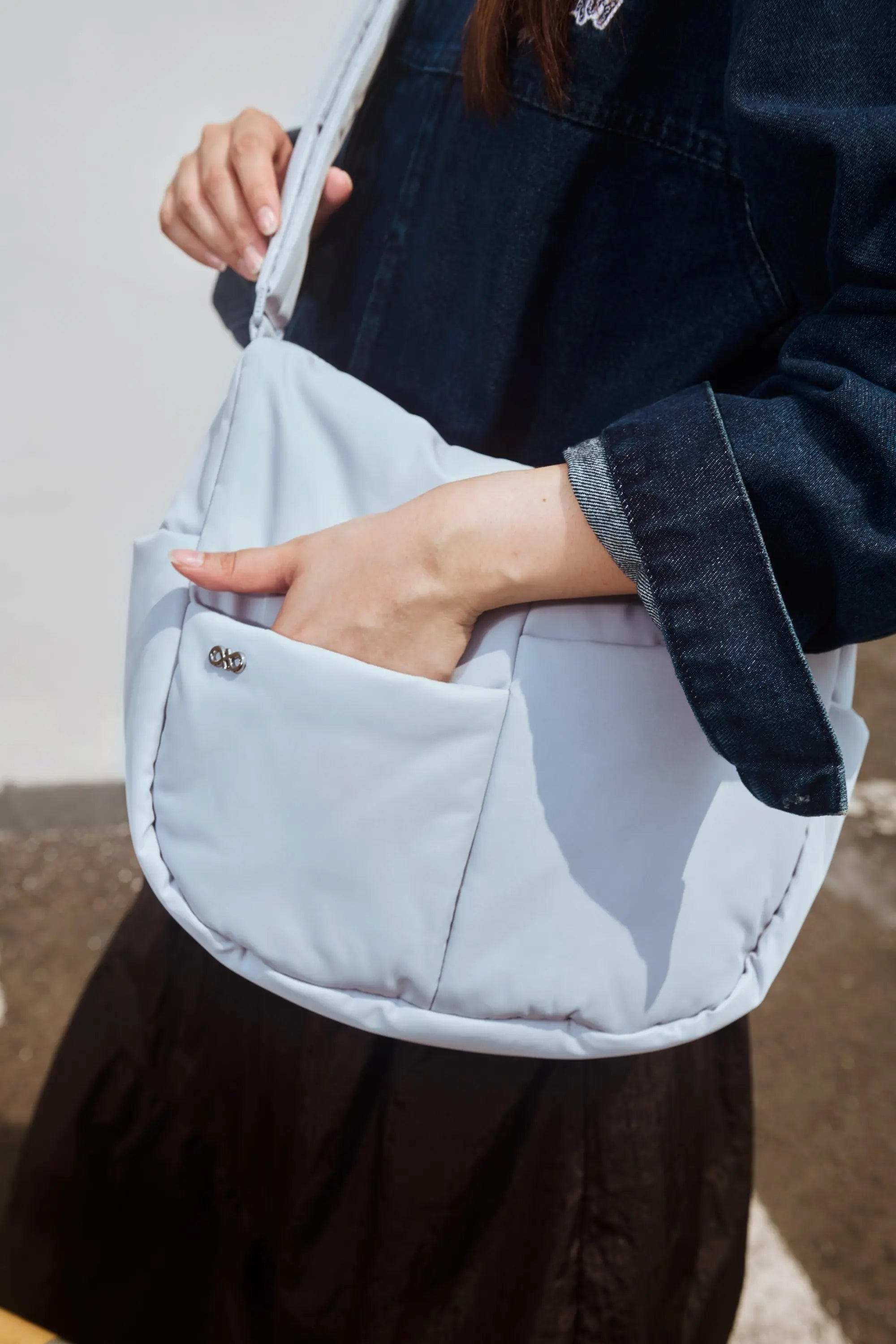 SIGNATURE POCKET CROSSBODY BAG IN COSY LUXE FROST