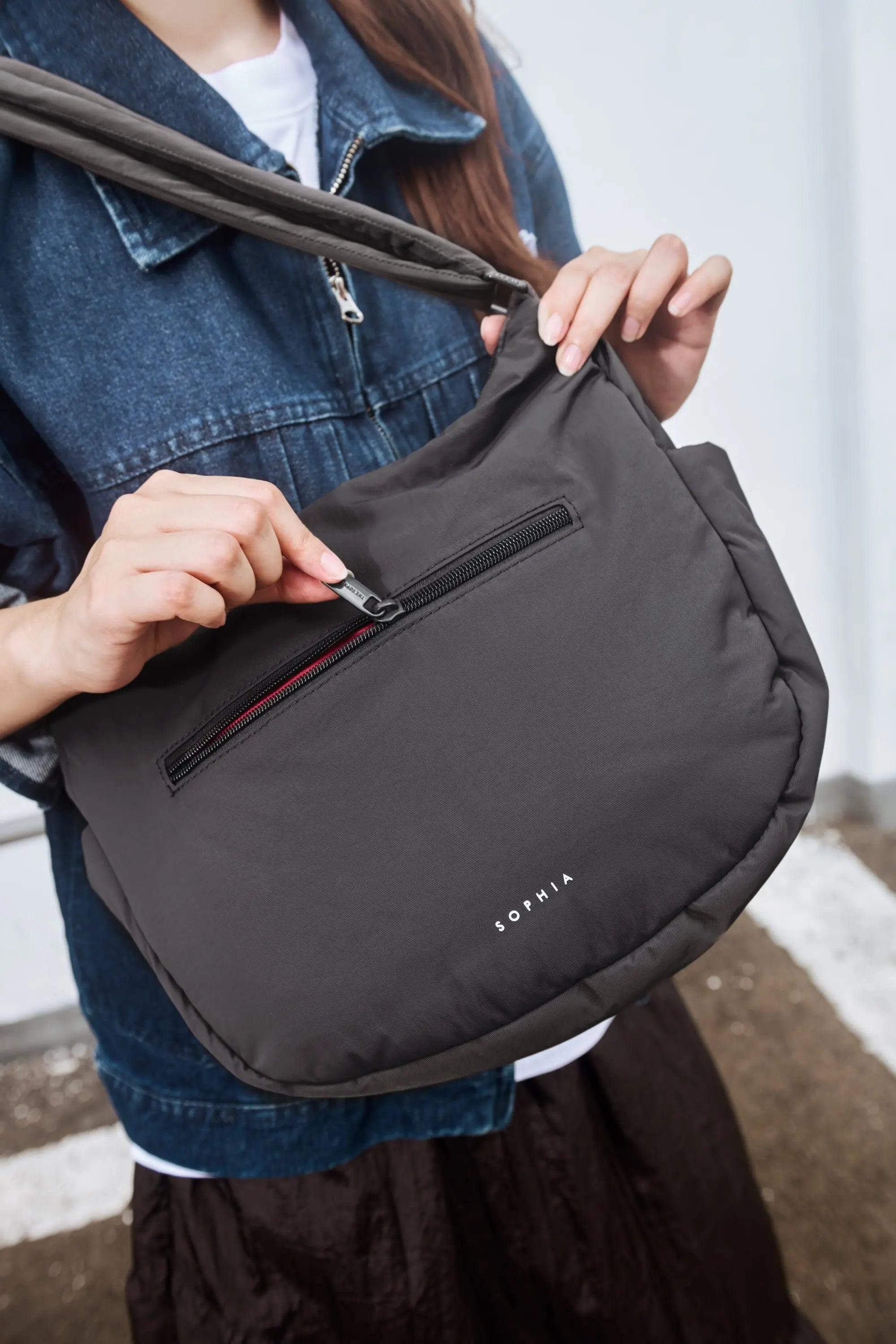 SIGNATURE POCKET CROSSBODY BAG IN POSH STORM GREY