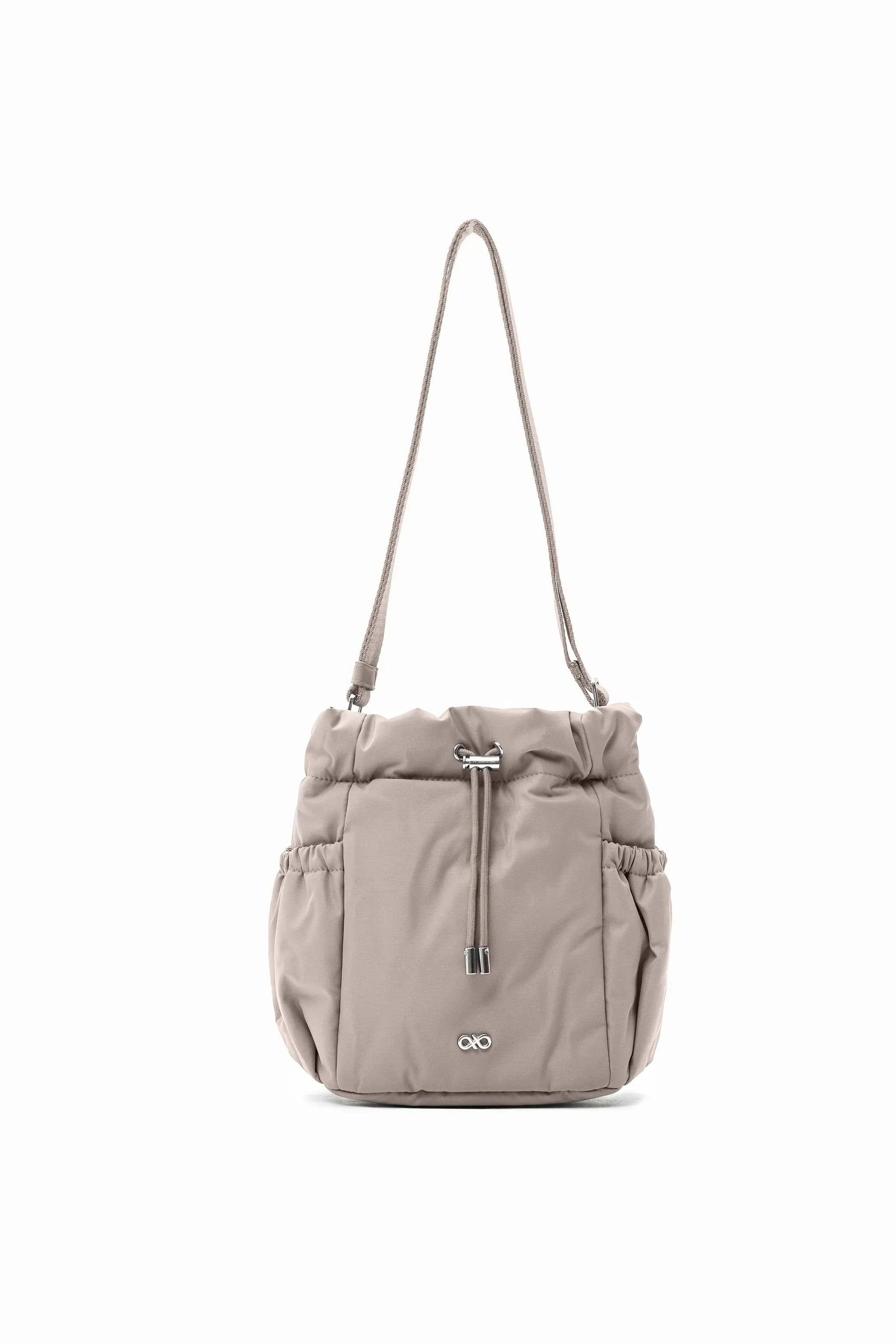 COSY LUXE BUCKET BAG IN TAUPE