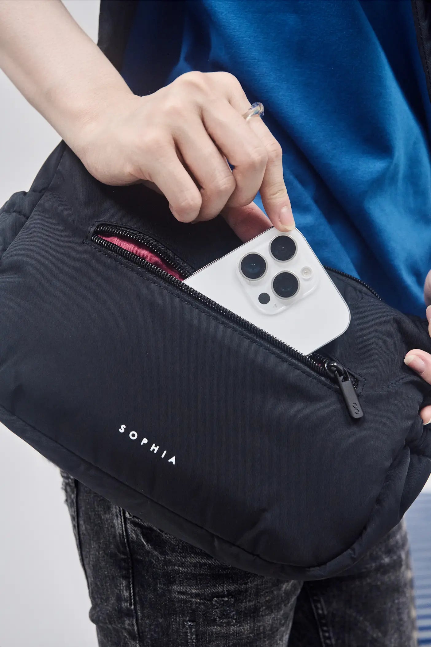 MINI SIGNATURE POCKET CROSSBODY BAG IN POSH JET BLACK