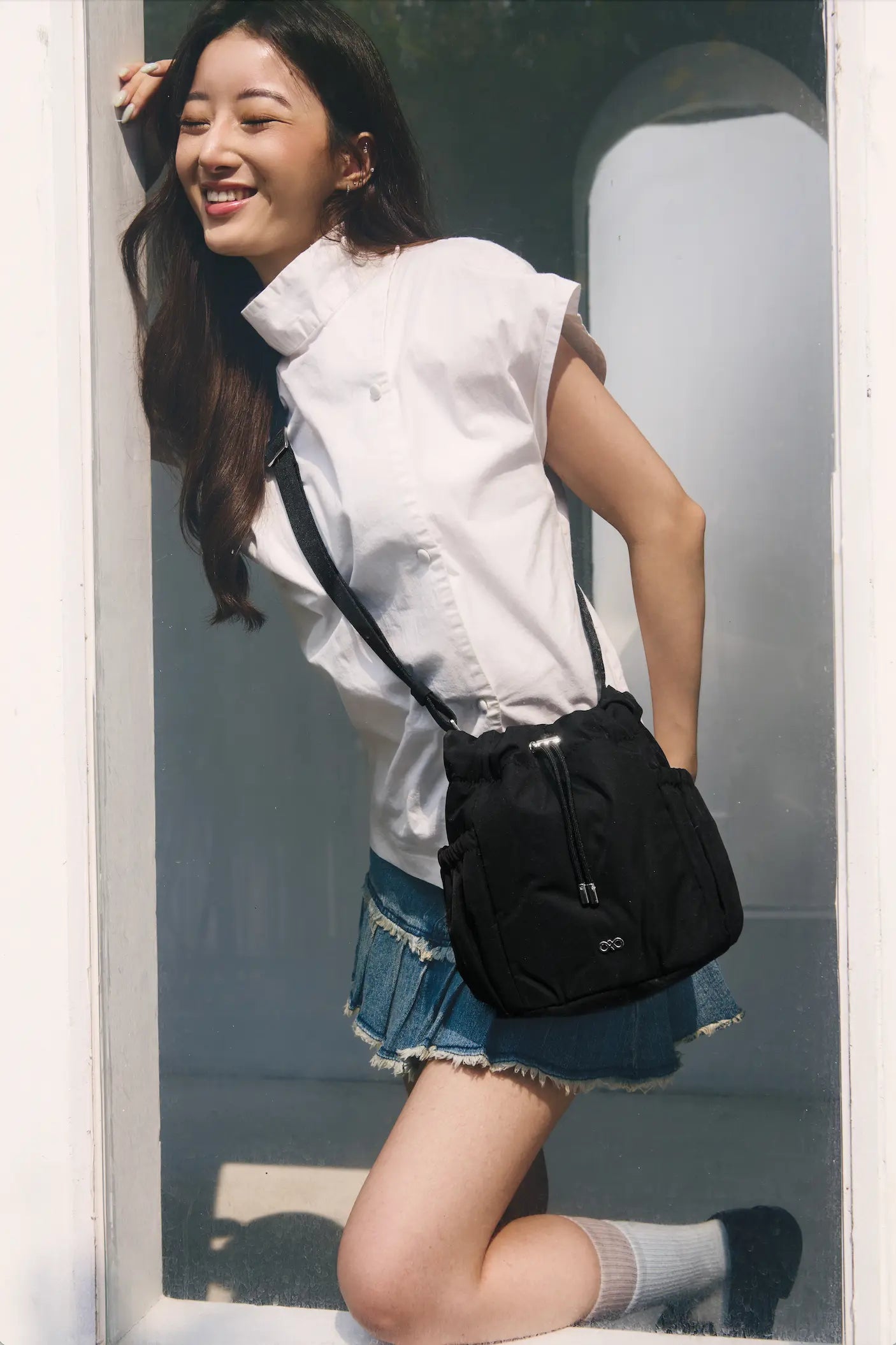 COSY LUXE BUCKET BAG IN JET BLACK