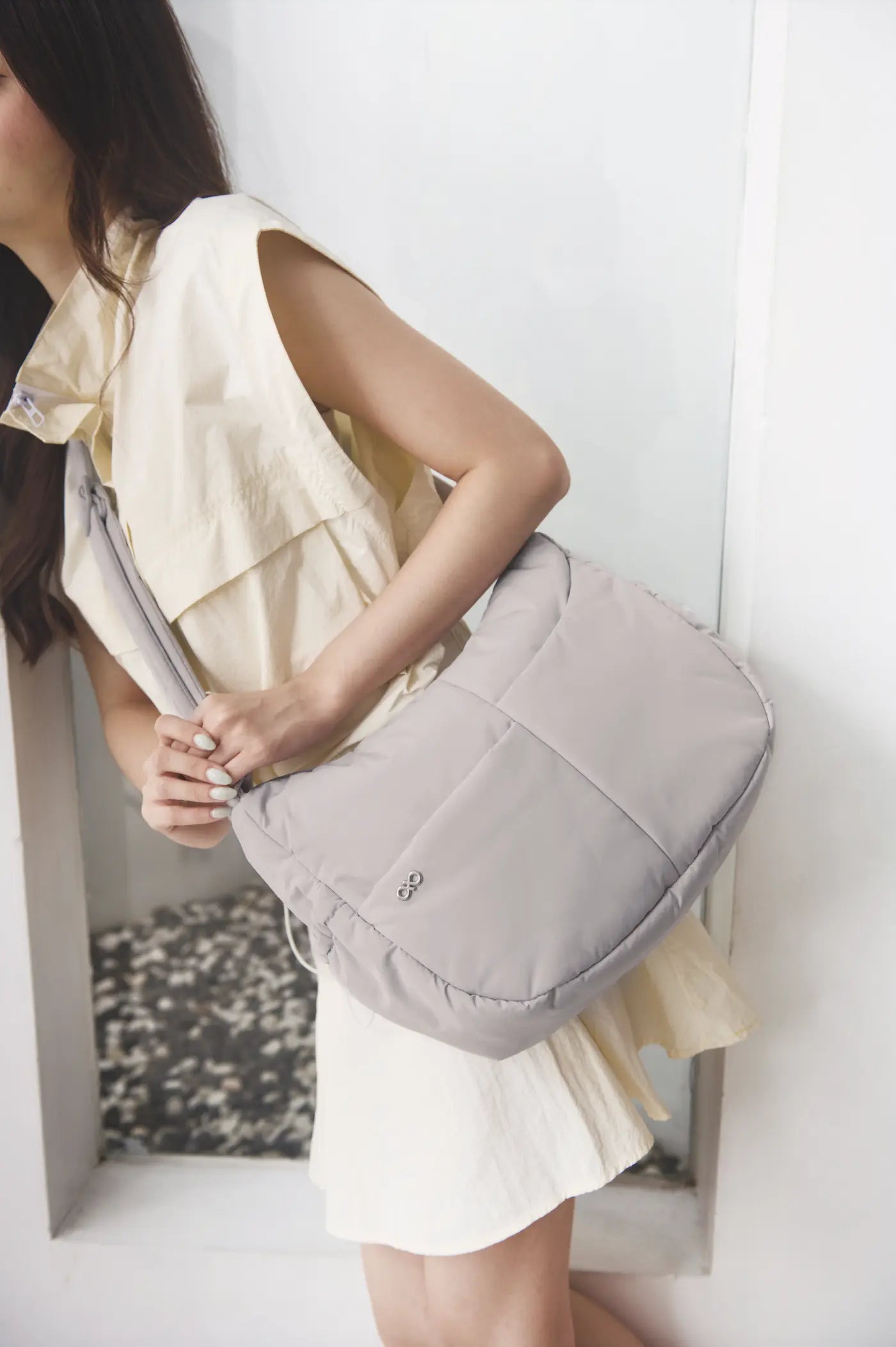 SIGNATURE POCKET CROSSBODY BAG 2.0 IN COSY DOVE GREY