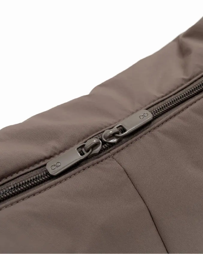 XL SIGNATURE POCKET CROSSBODY BAG IN TAUPE