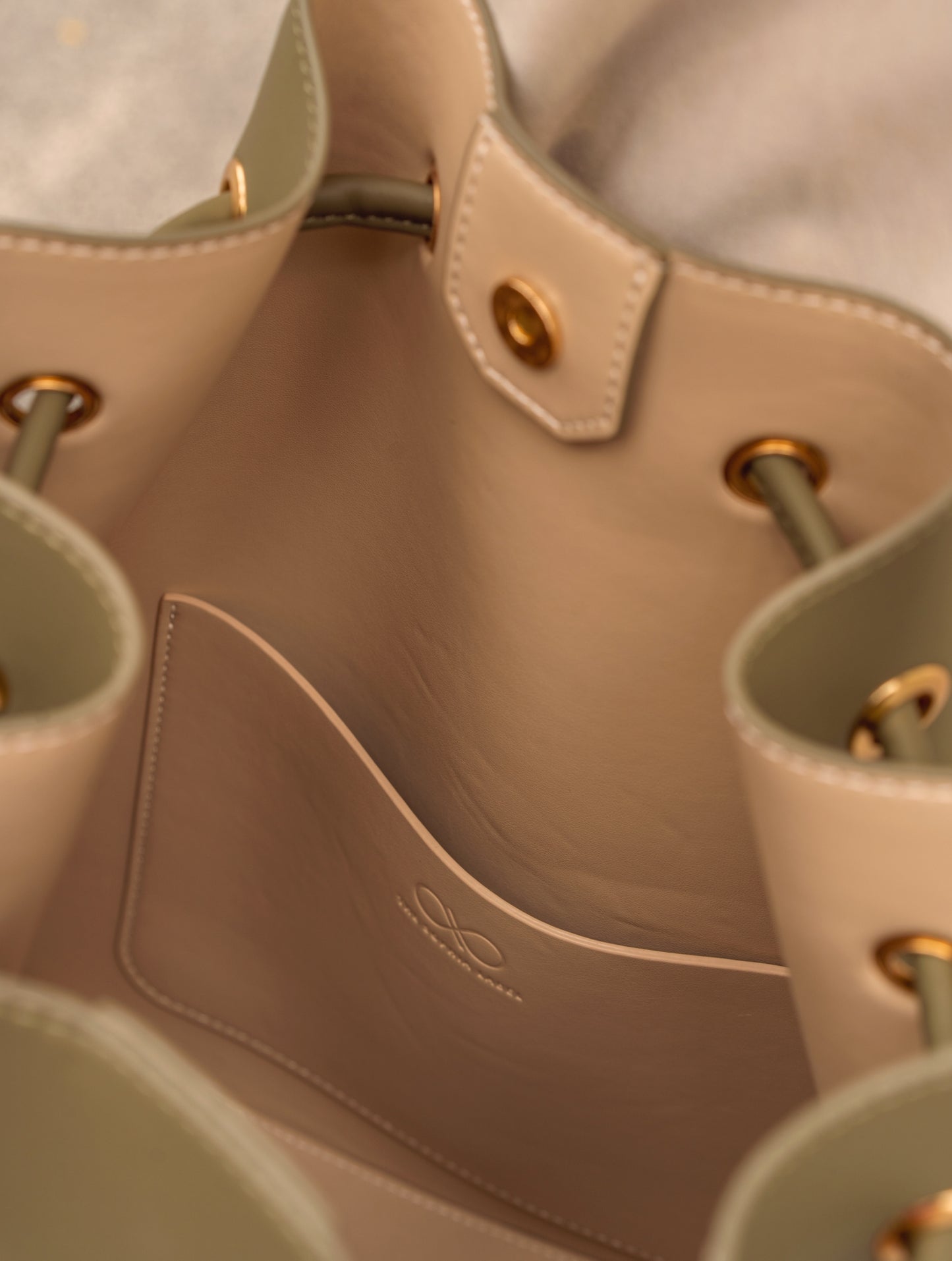 REINA MAGIC BUCKET BAG IN OLIVE