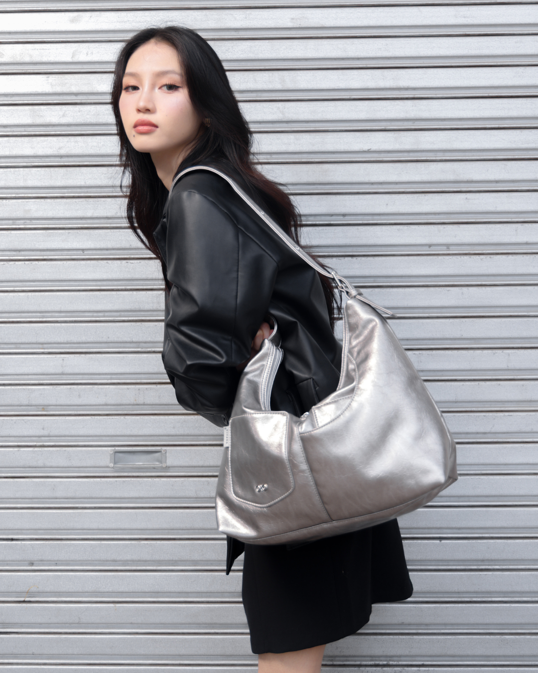 SIGNATURE POCKET LEATHER HOBO BAG IN NICKEL