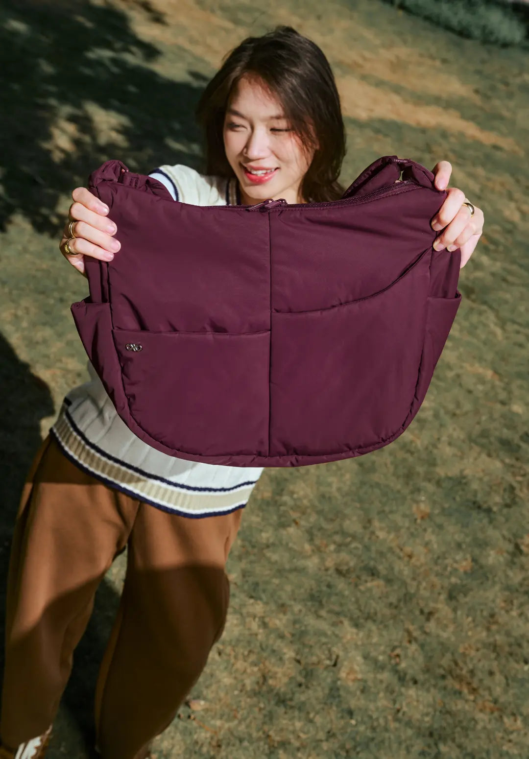 XL SIGNATURE POCKET CROSSBODY BAG IN WINE 