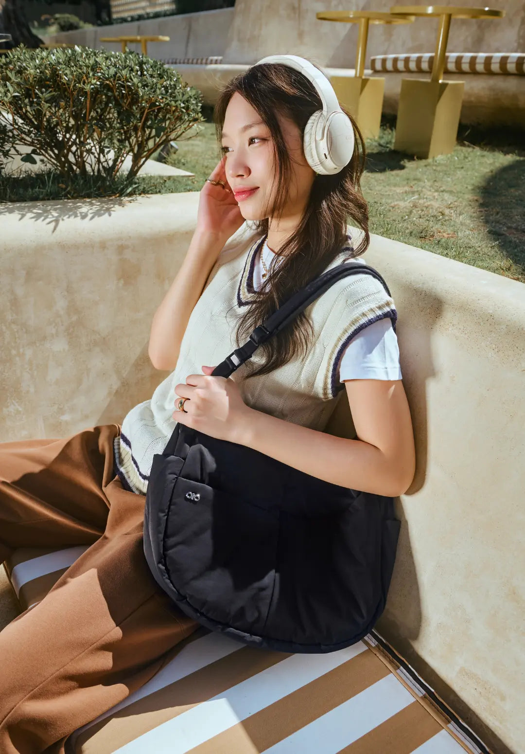 XL SIGNATURE POCKET CROSSBODY BAG IN JET BLACK 