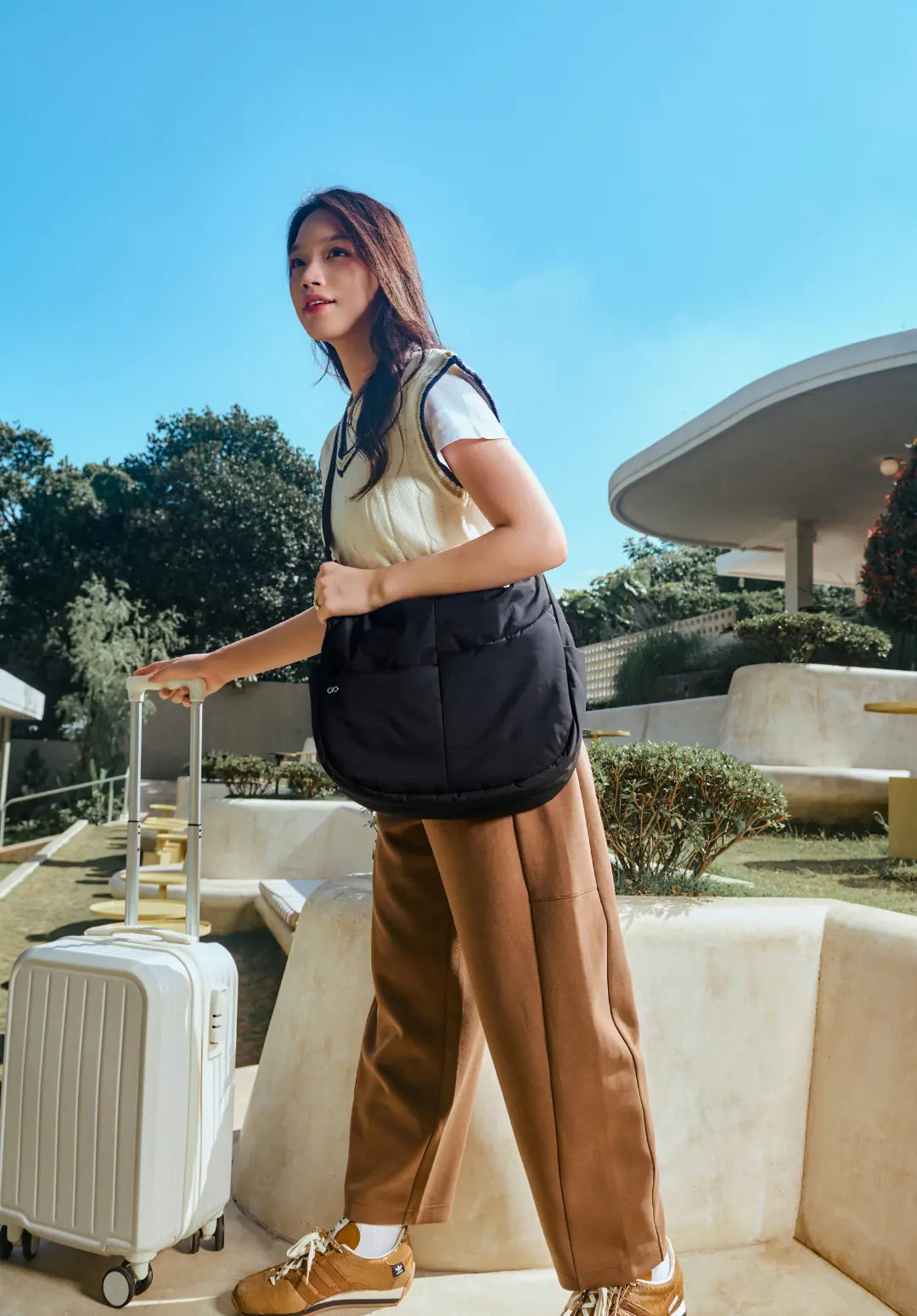 XL SIGNATURE POCKET CROSSBODY BAG IN JET BLACK 