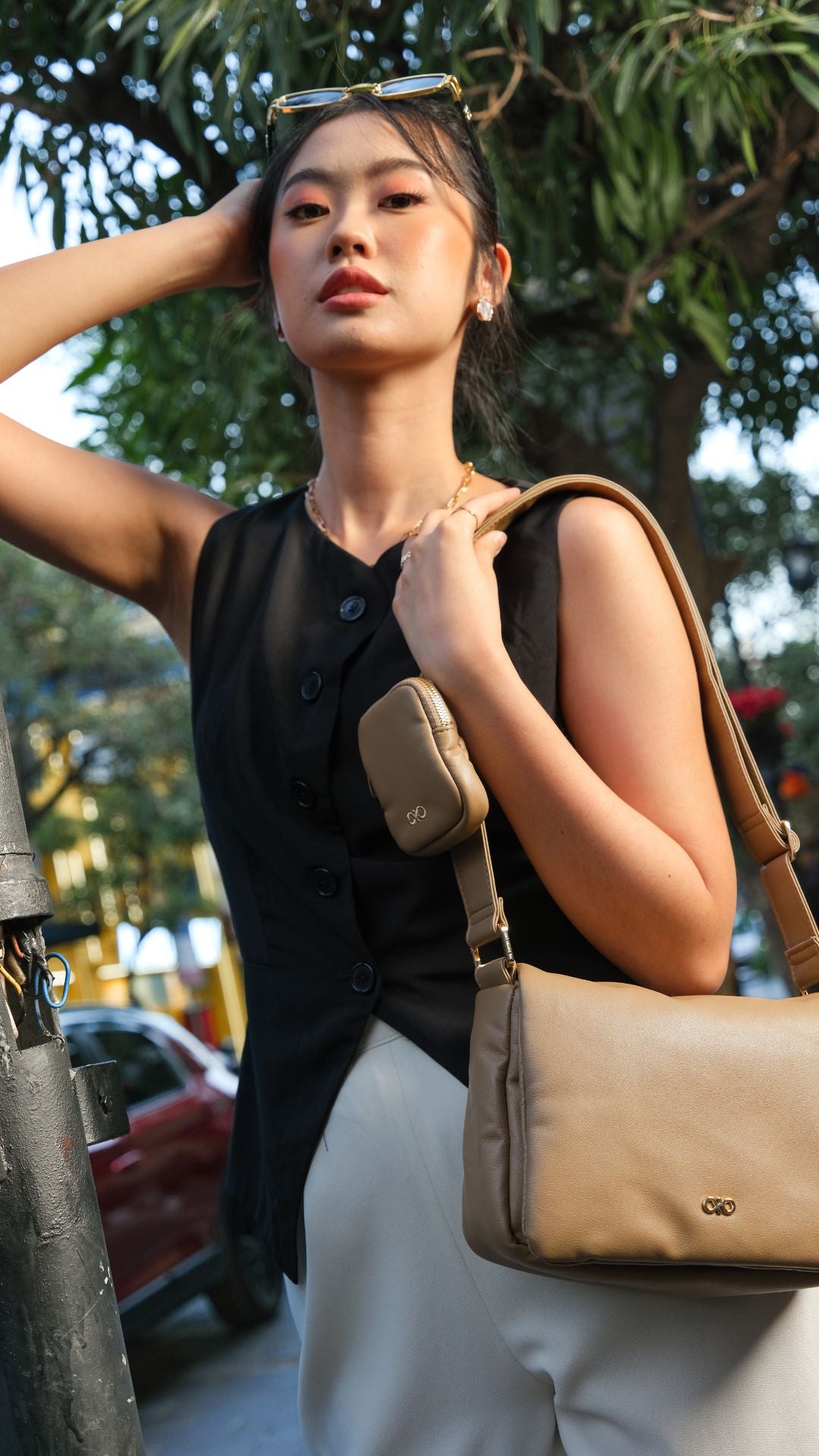 CUSHY SLING BAG IN TAUPE