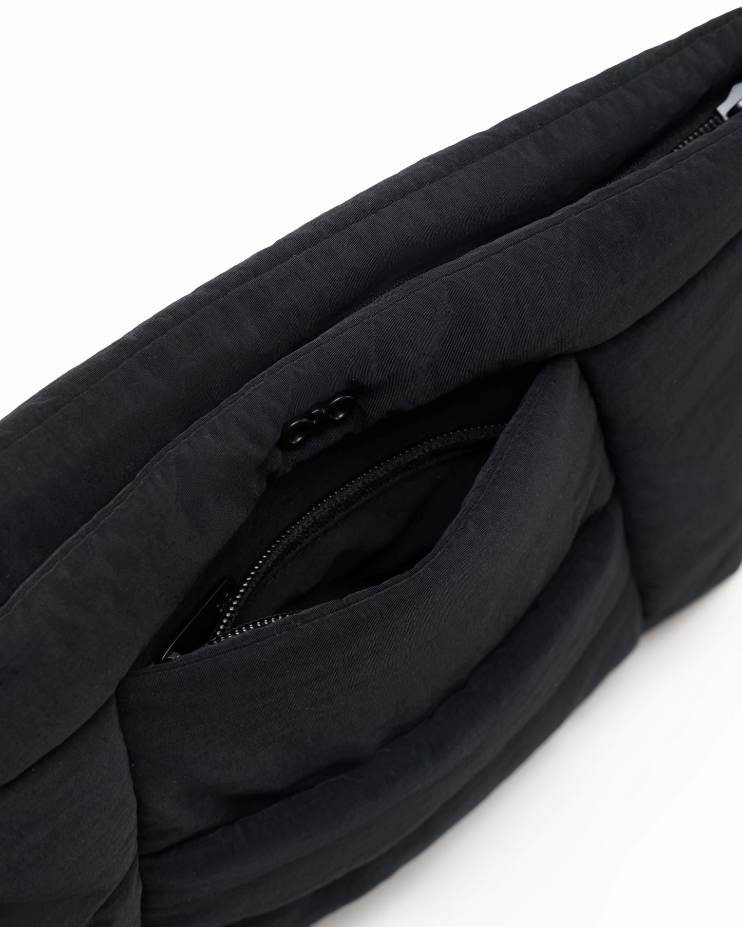 COSY PUFFY CLUTCH BAG IN JET BLACK