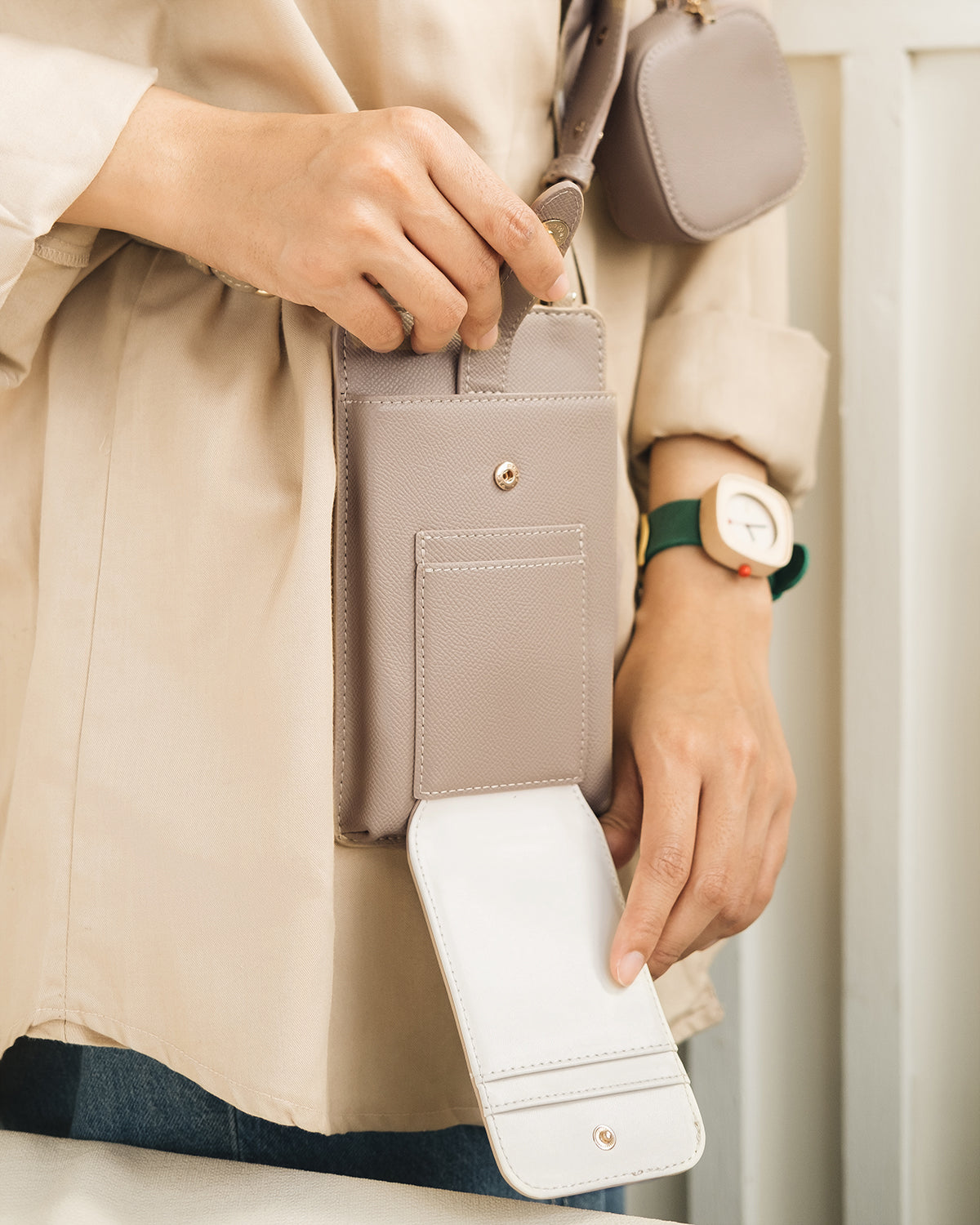 ATHENA PHONE BAG IN MOCHA