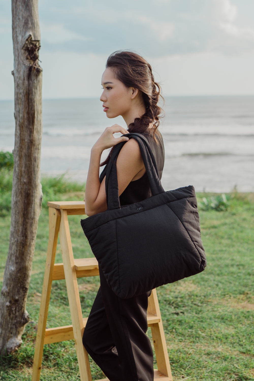 COSY PUFFY TOTE BAG IN JET BLACK