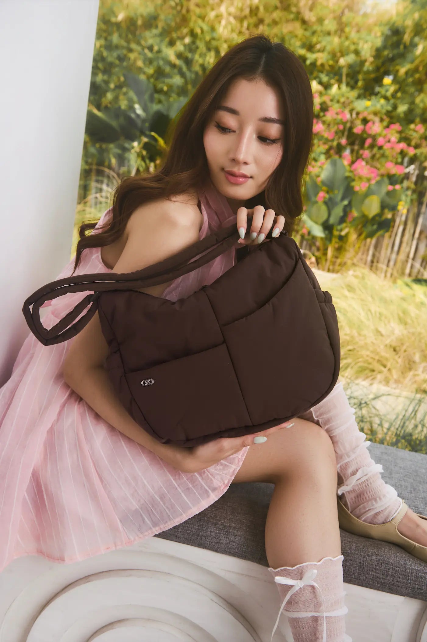 SIGNATURE POCKET CROSSBODY BAG 2.0 IN COSY CACAO 