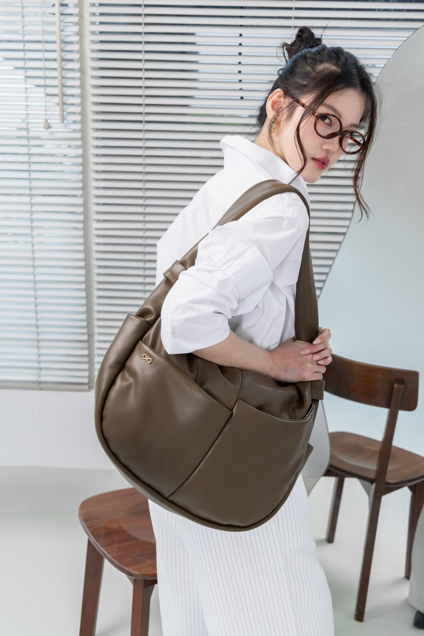 SIGNATURE POCKET SLOUCHY HOBO IN OLIVE