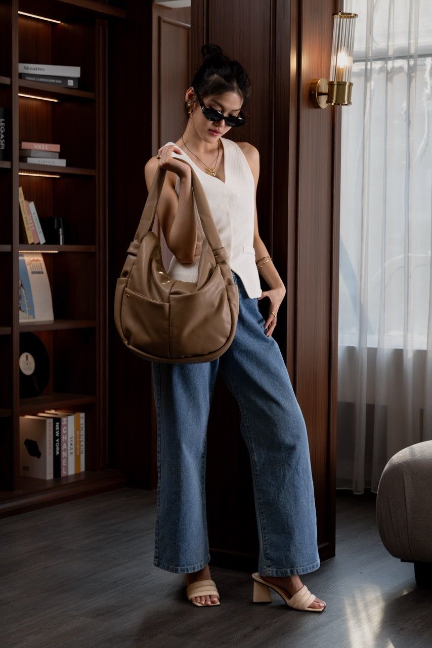 SIGNATURE POCKET SLOUCHY HOBO IN LATTE