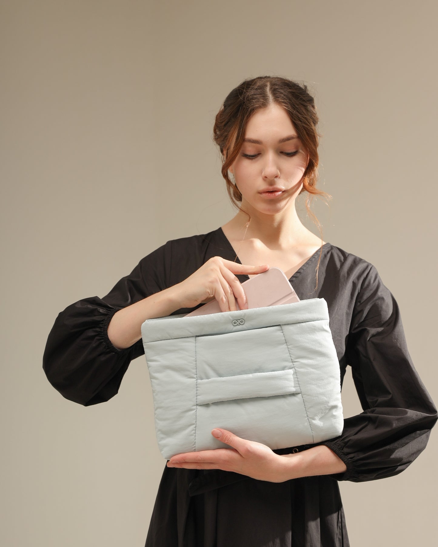 COSY PUFFY CLUTCH BAG IN GLACIER