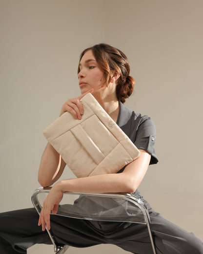 COSY PUFFY CLUTCH BAG IN MOONBEAM