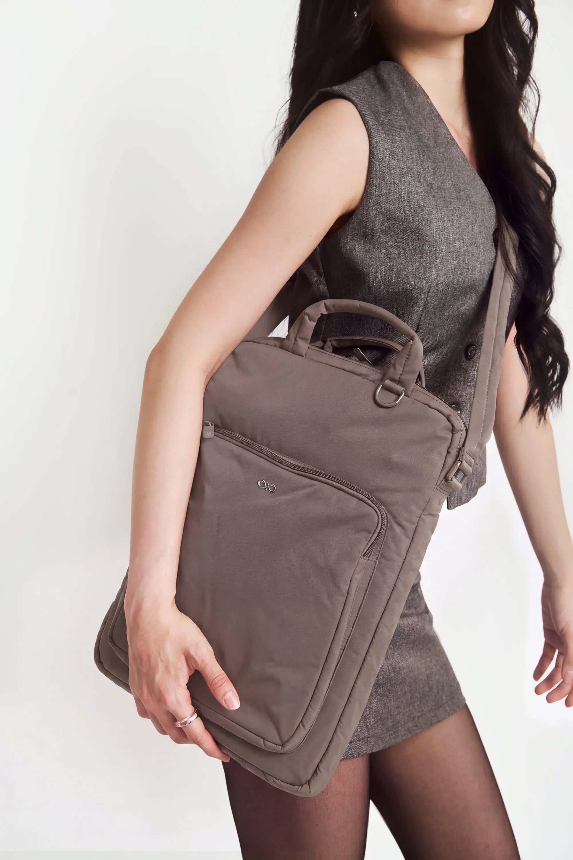POSH LAPTOP BAG IN TAUPE 
